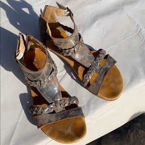 Bed|Stu Roan sandals